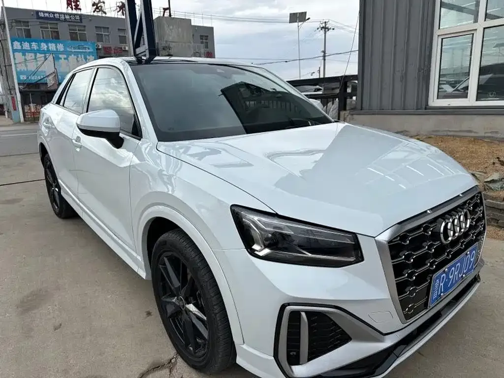 Audi Q2L — фото 1