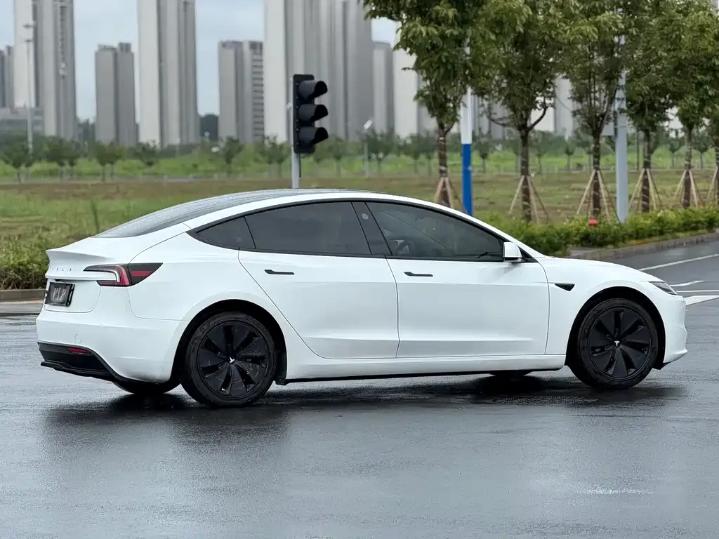 Tesla Model 3 — фото 7
