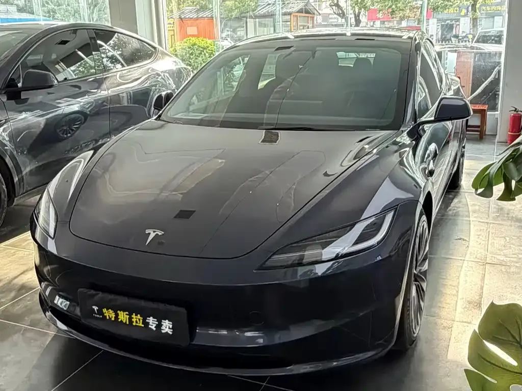 Tesla Model 3 — фото 1