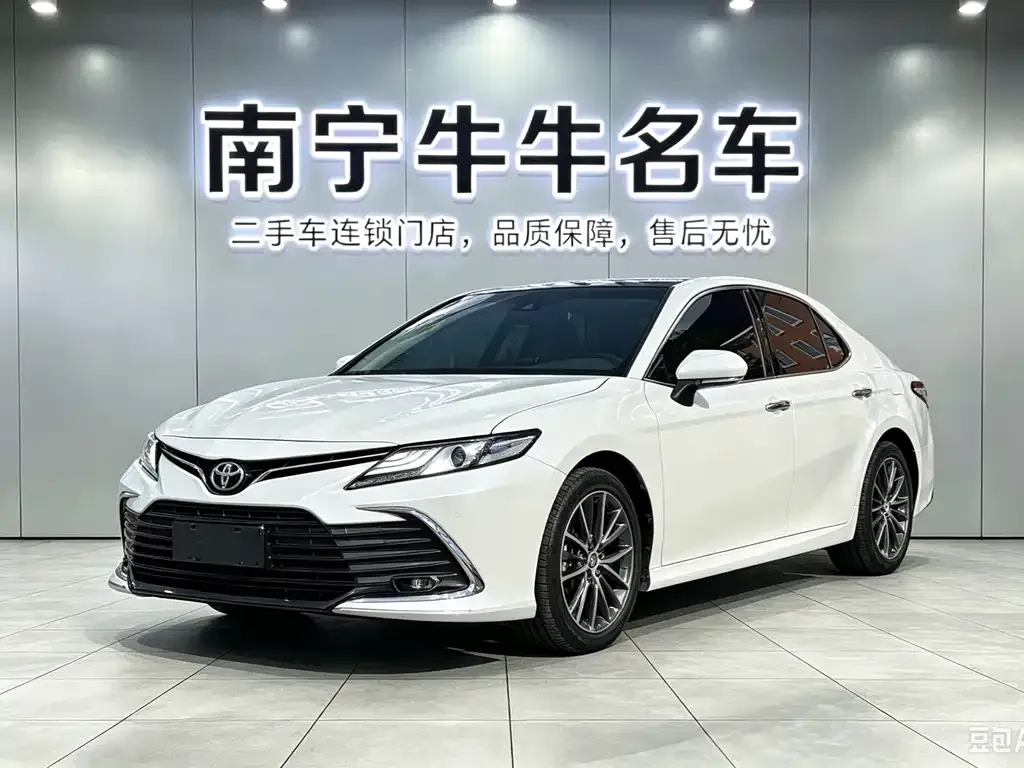Toyota Camry — фото 1