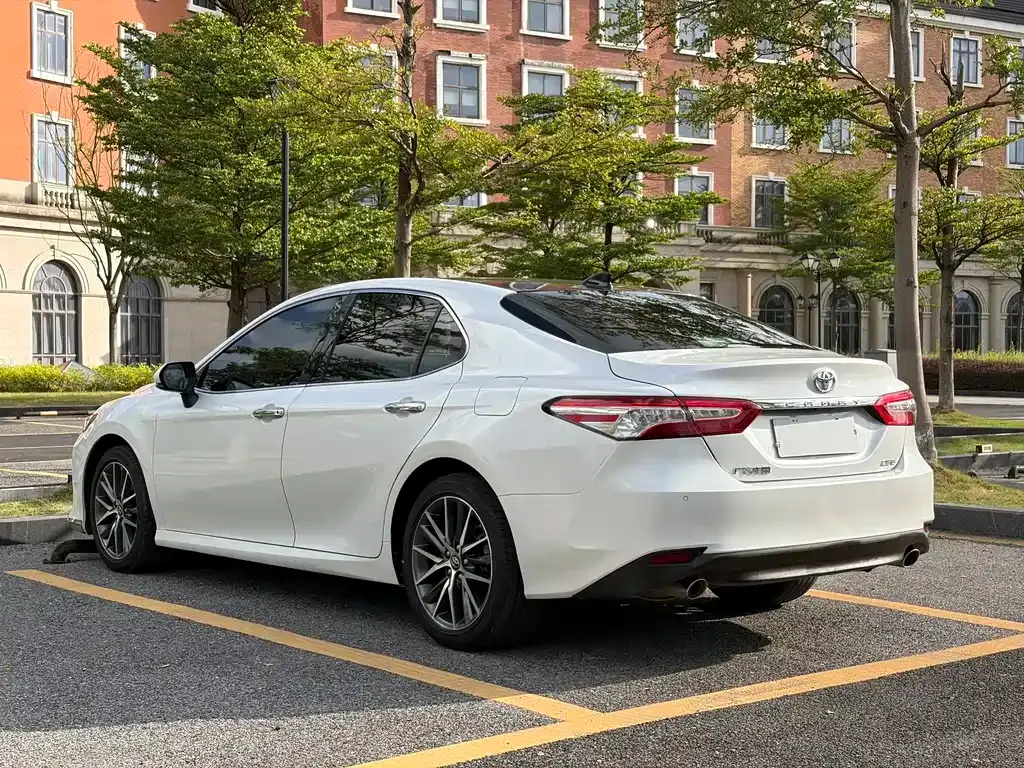 Toyota Camry — фото 5