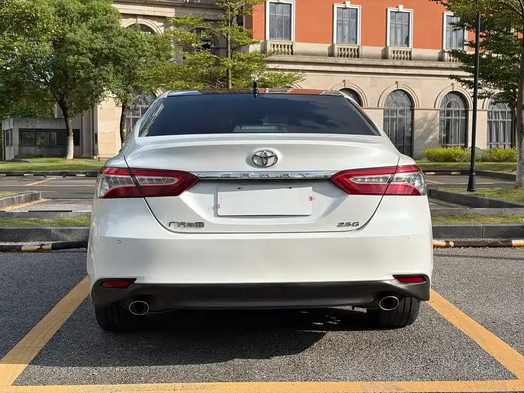 Toyota Camry — фото 6