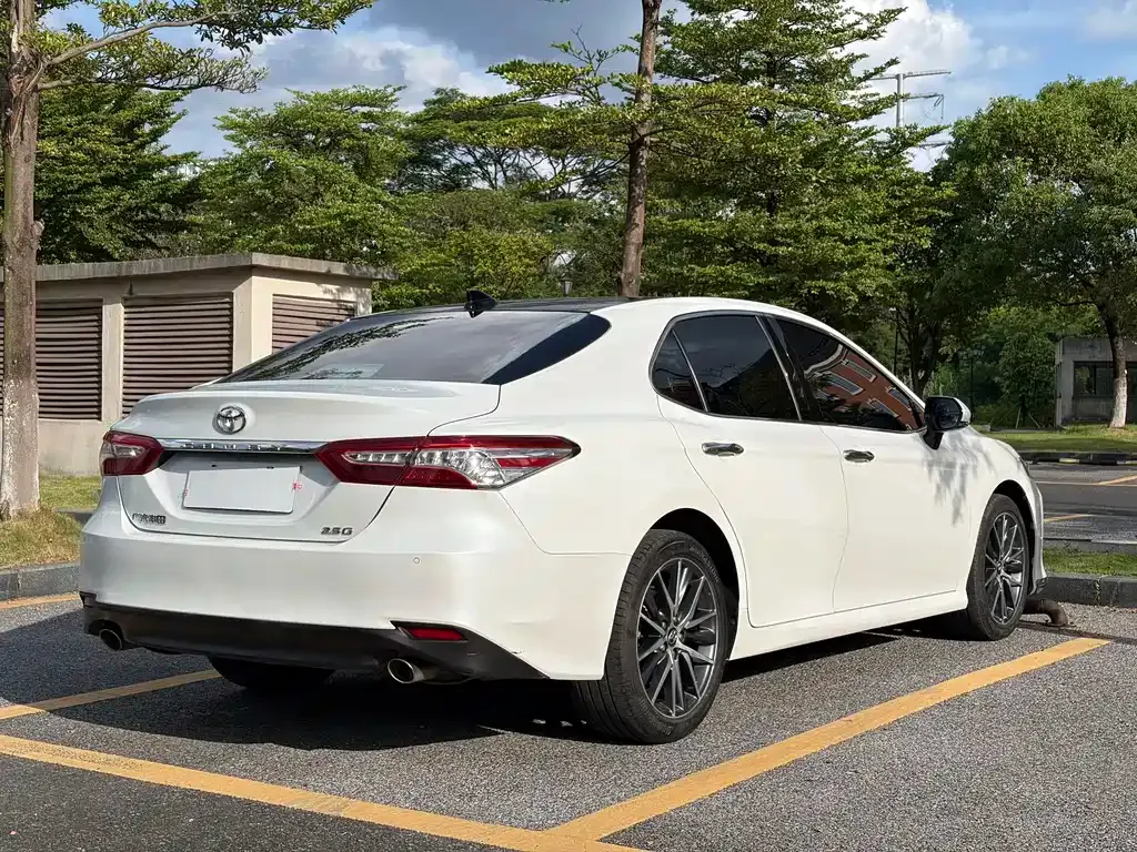 Toyota Camry — фото 10