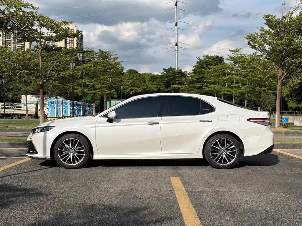 Toyota Camry — фото 8