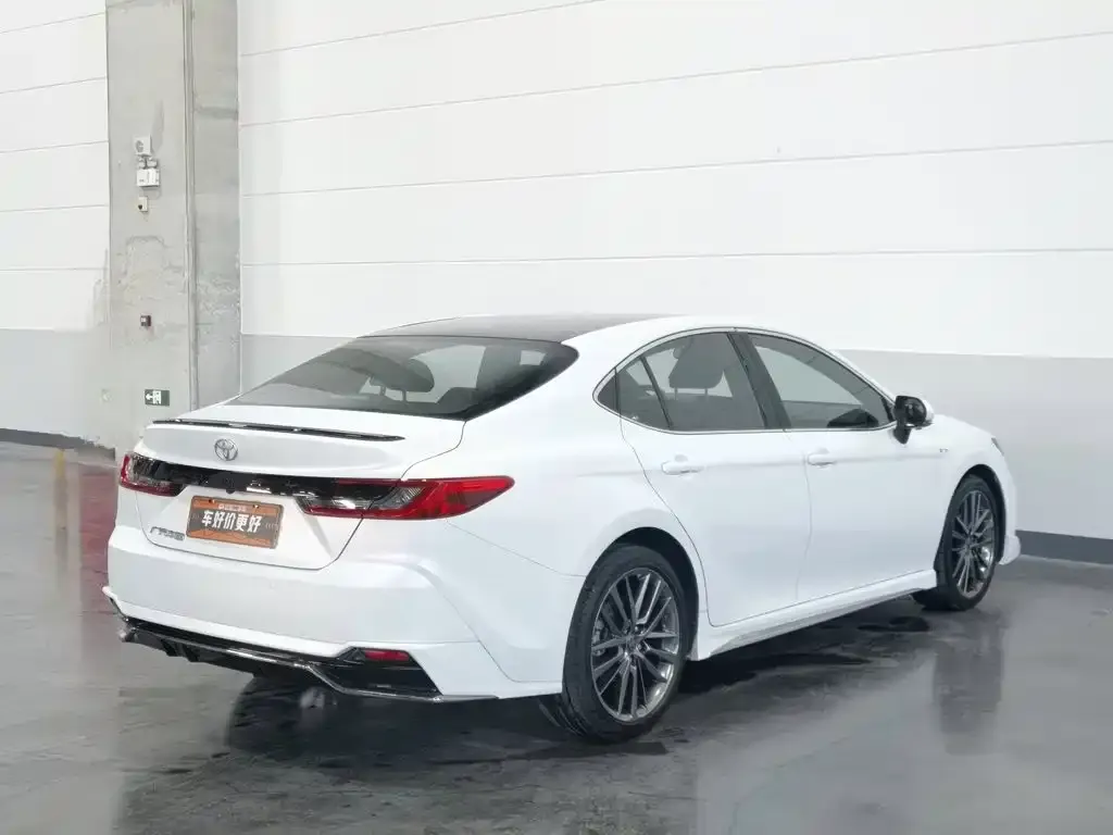 Toyota Camry — фото 5