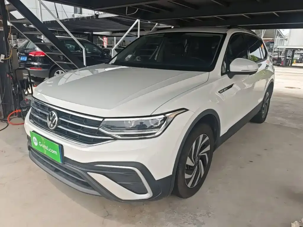 Volkswagen Tiguan L — фото 1