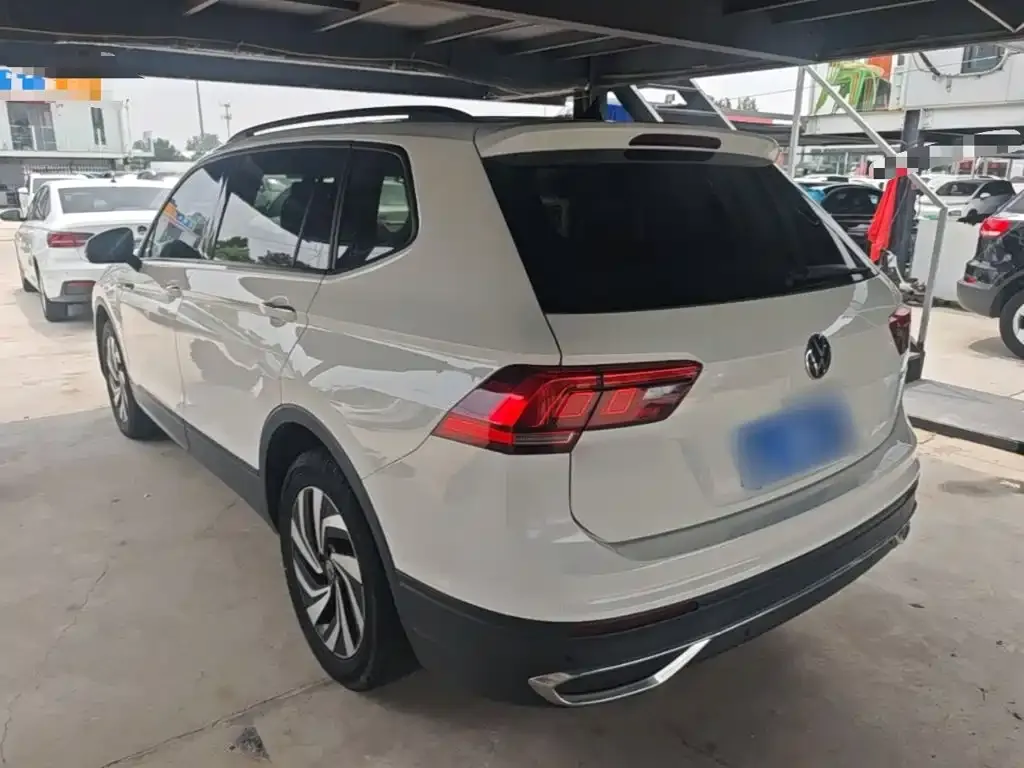 Volkswagen Tiguan L — фото 9