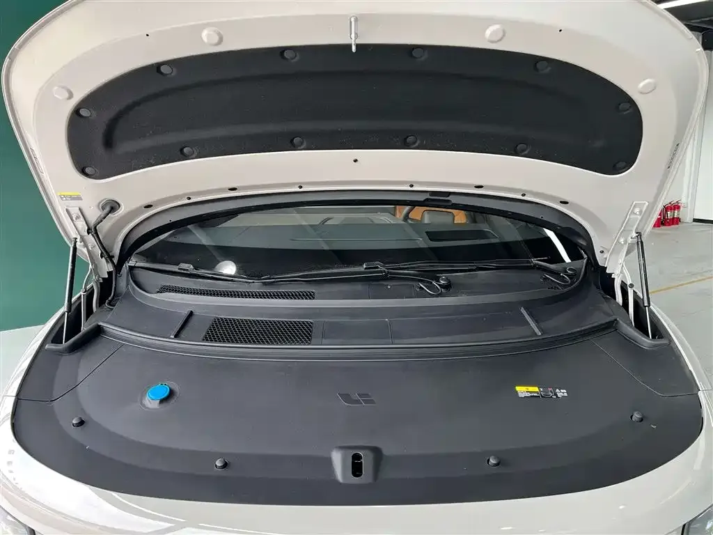 Li Auto i8 — фото 7