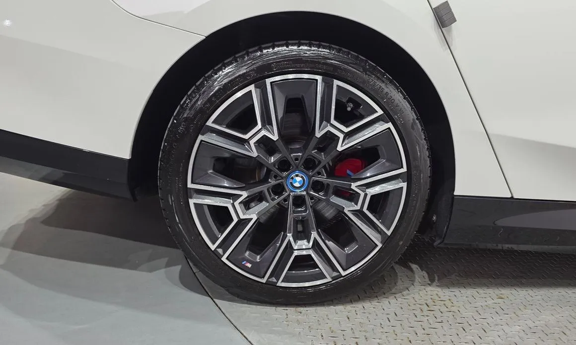 BMW i5 — фото 7