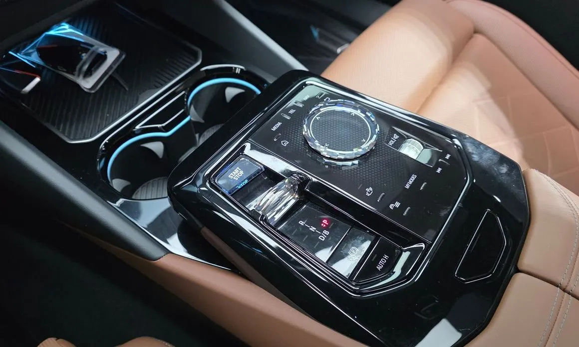 BMW i5 — фото 10