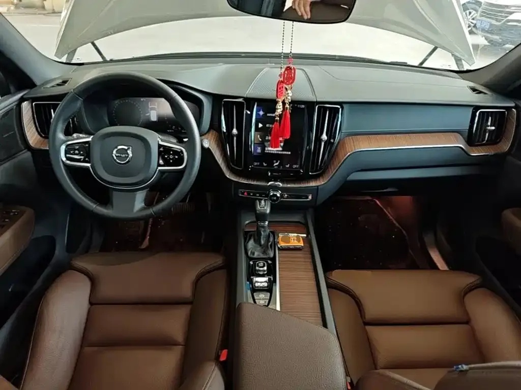 Volvo XC60 — фото 10