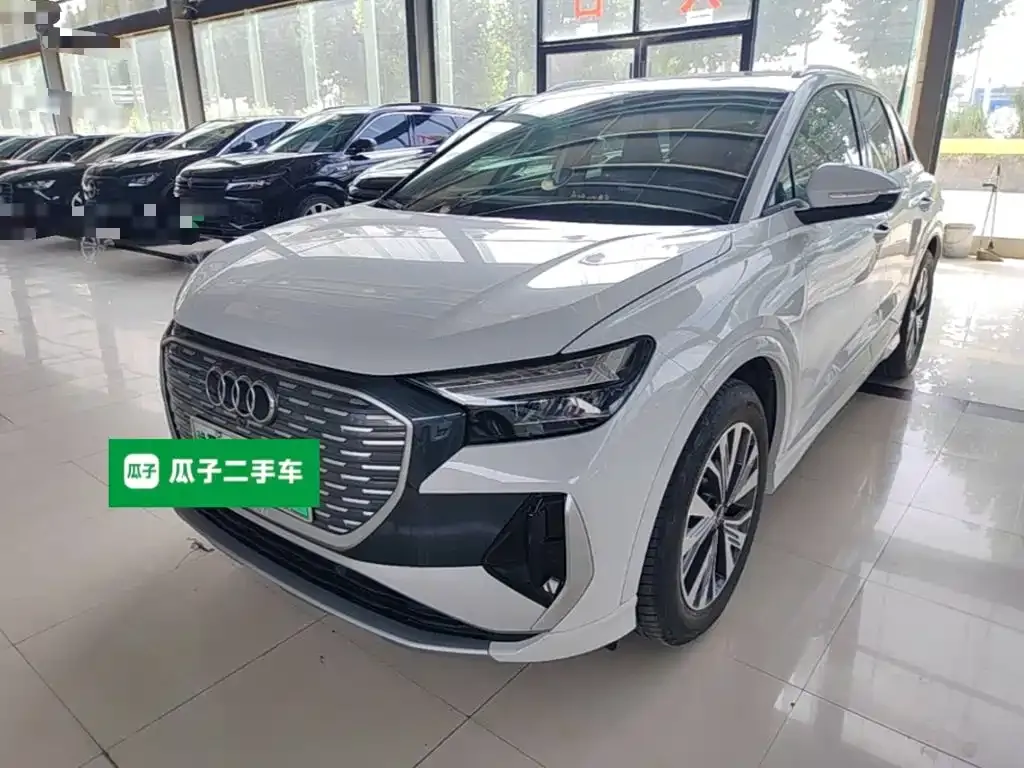 Audi Q4 e-tron — фото 1