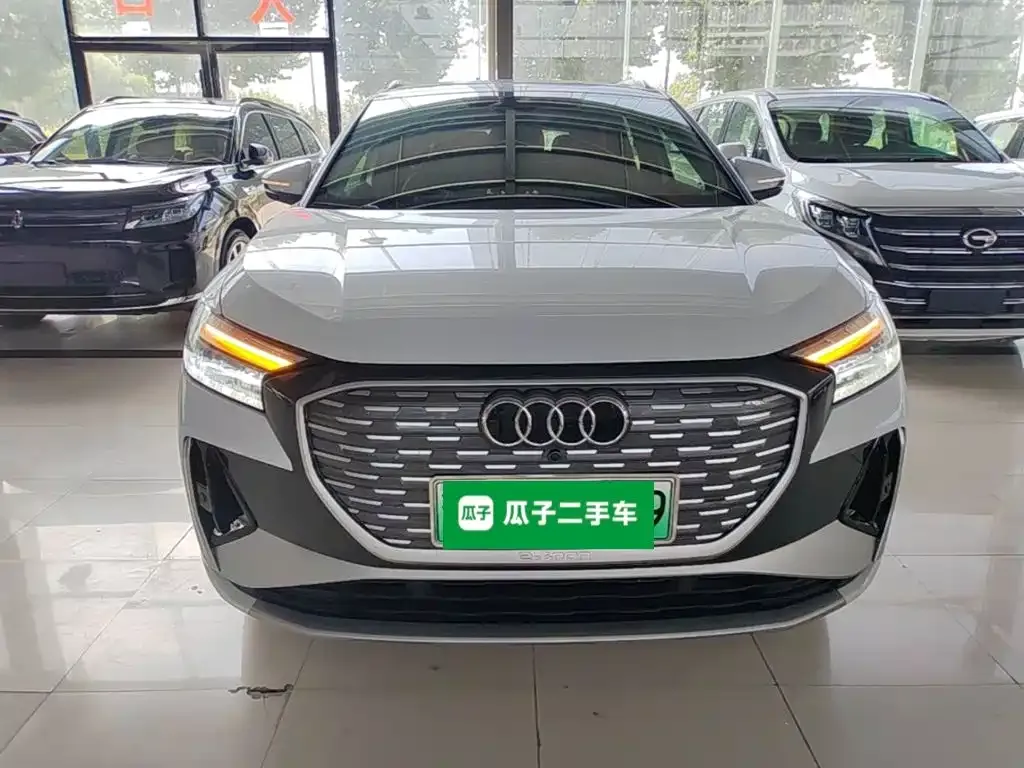 Audi Q4 e-tron — фото 2