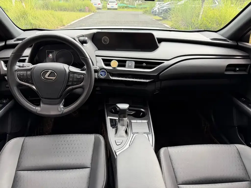 Lexus UX — фото 3
