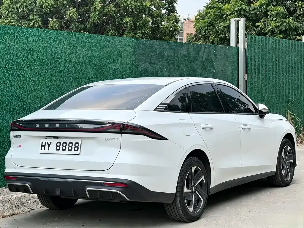 Geely Galaxy L6 — фото 6