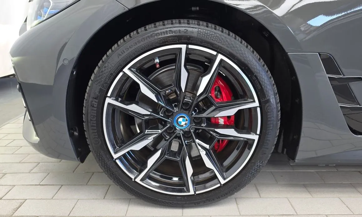 BMW i4 — фото 10