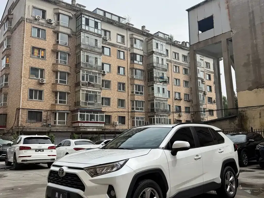 Toyota RAV4 — фото 1