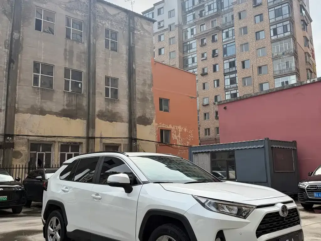 Toyota RAV4 — фото 6