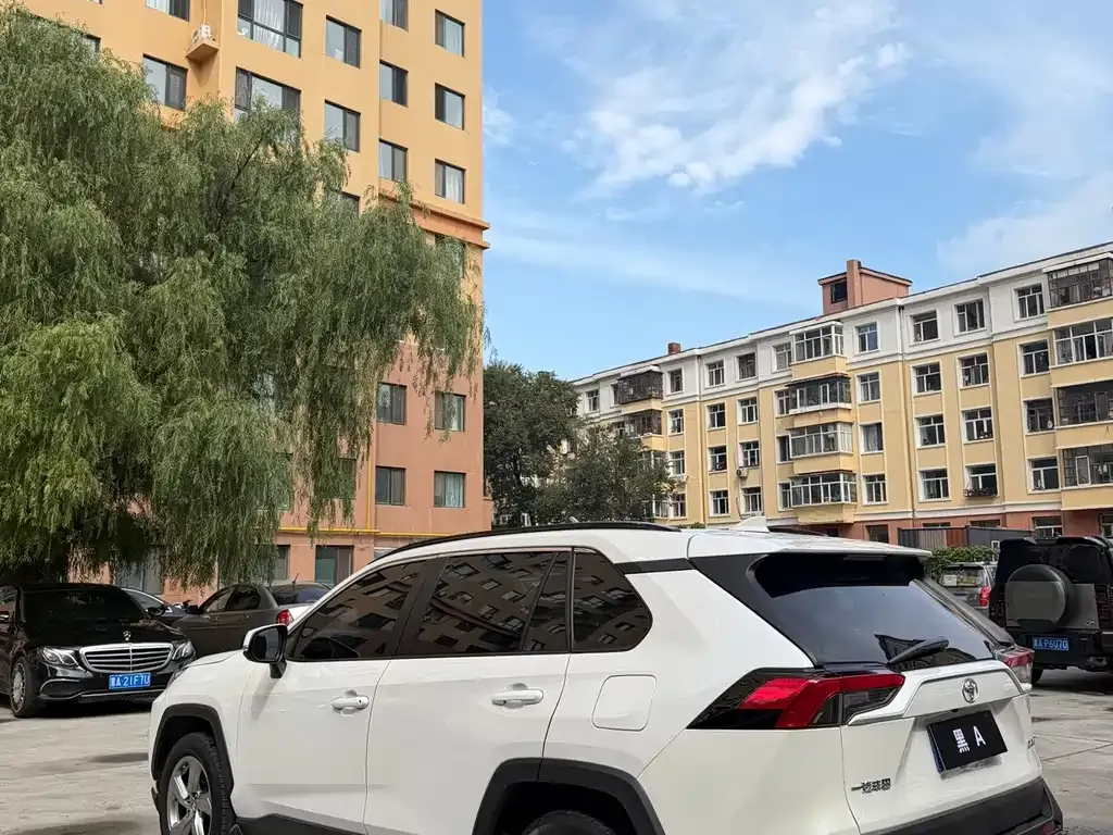 Toyota RAV4 — фото 4