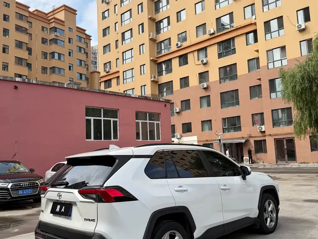 Toyota RAV4 — фото 3