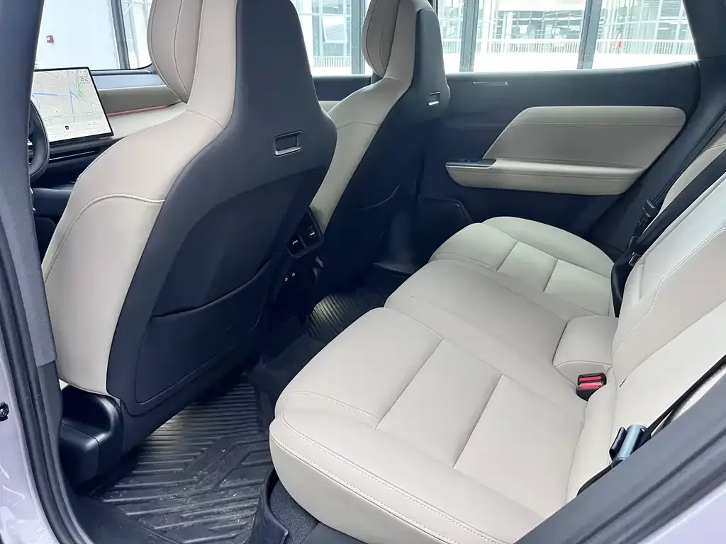 Volvo XC70 Plug-in Hybrid — фото 9
