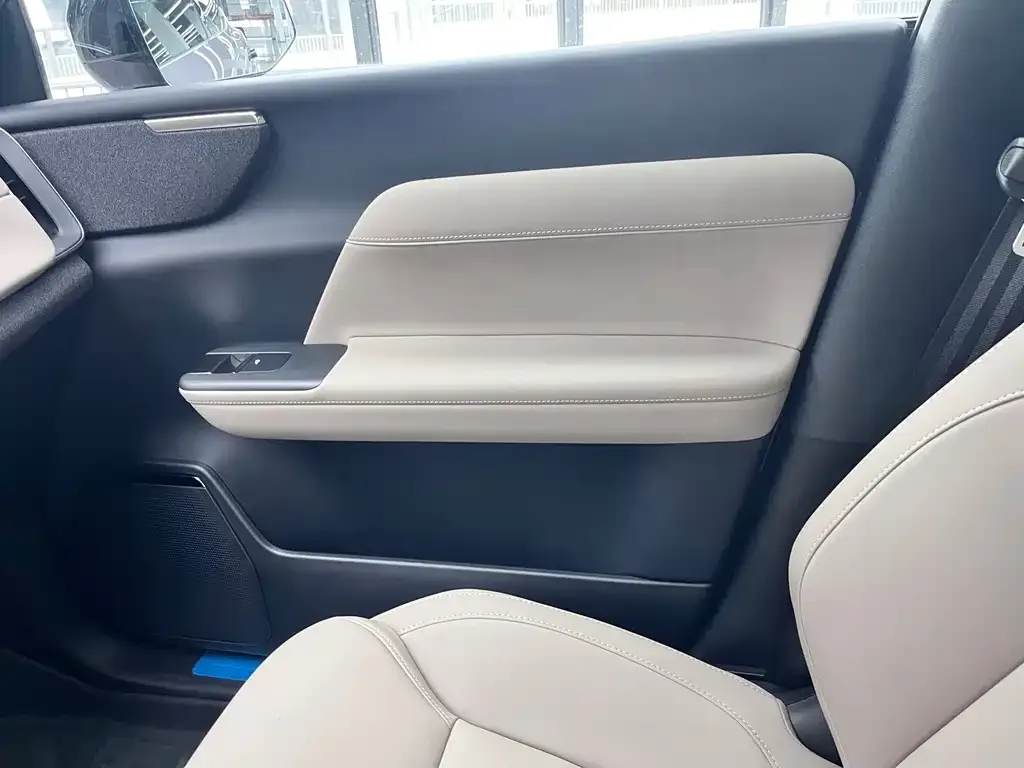 Volvo XC70 Plug-in Hybrid — фото 7