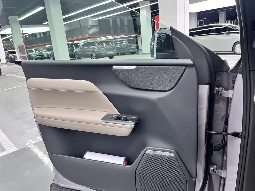 Volvo XC70 Plug-in Hybrid — фото 10
