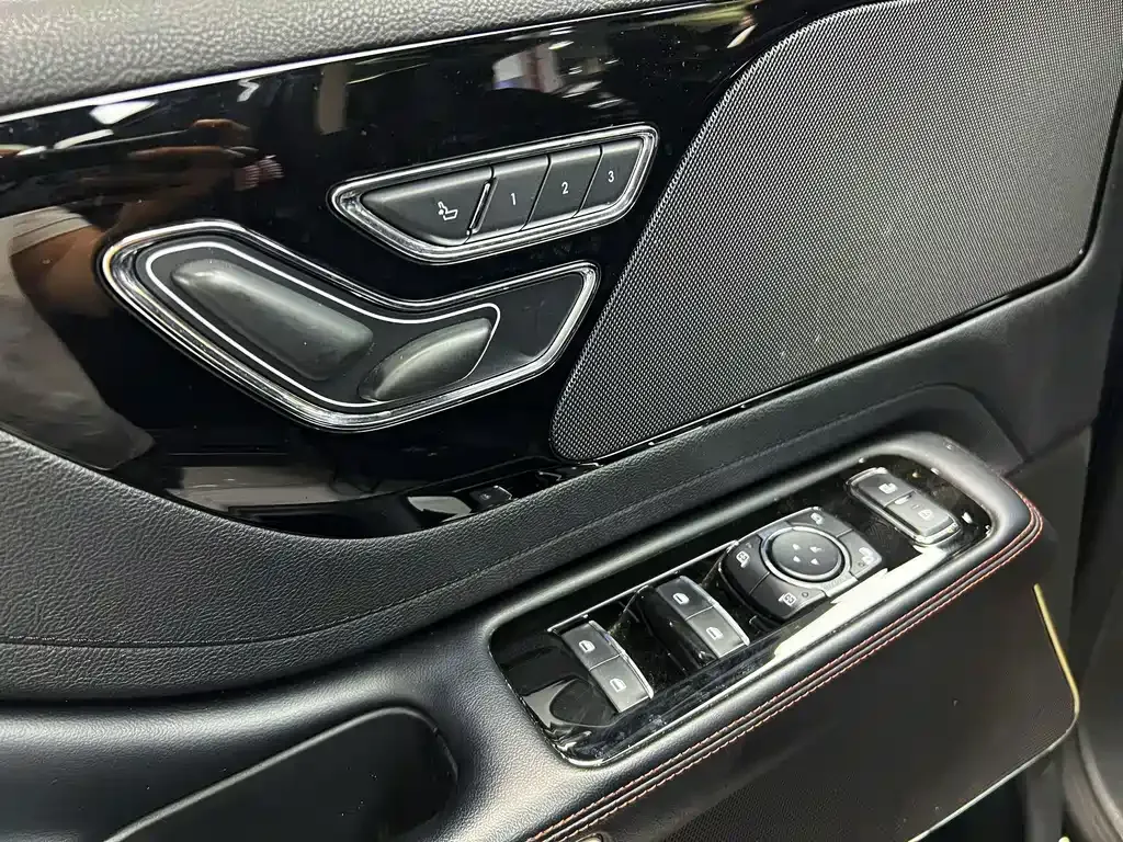 Lincoln Aviator — фото 10