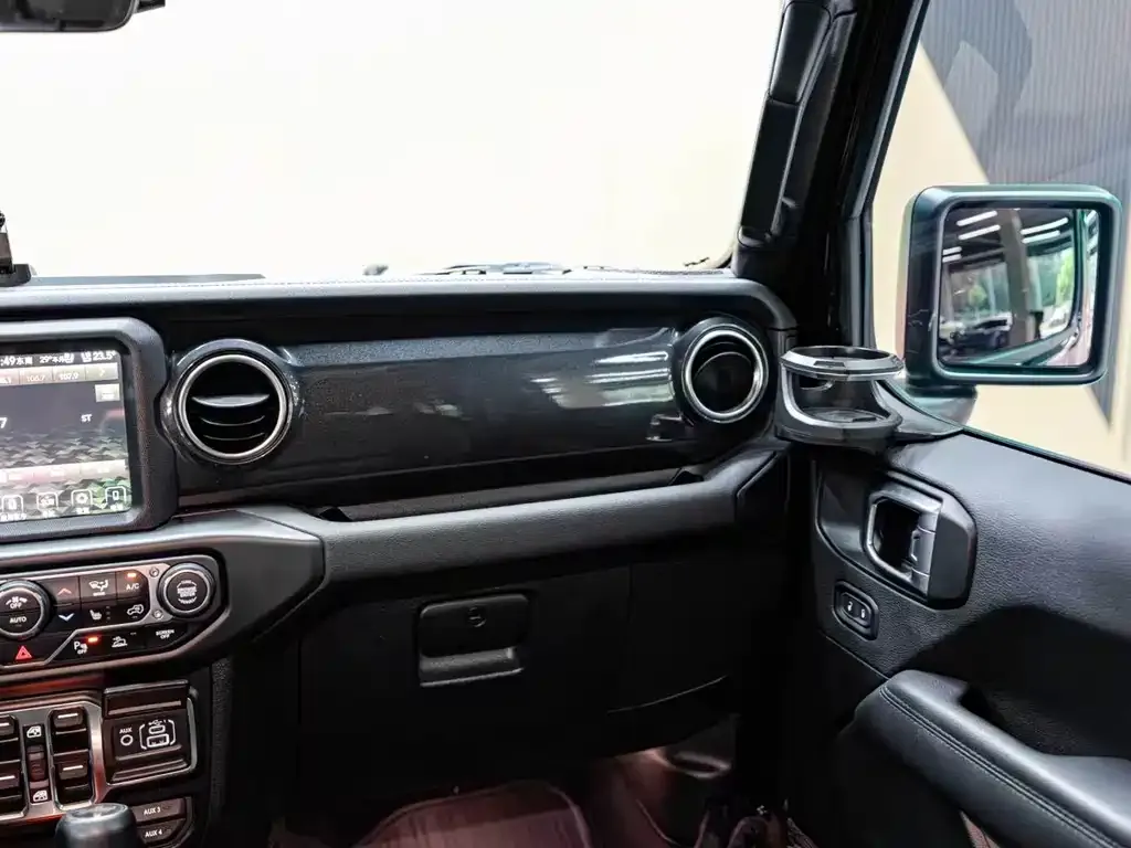 Jeep Wrangler — фото 8