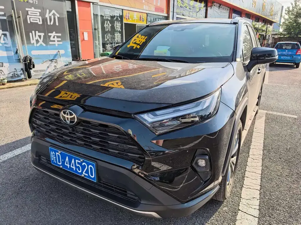 Toyota RAV4 — фото 1