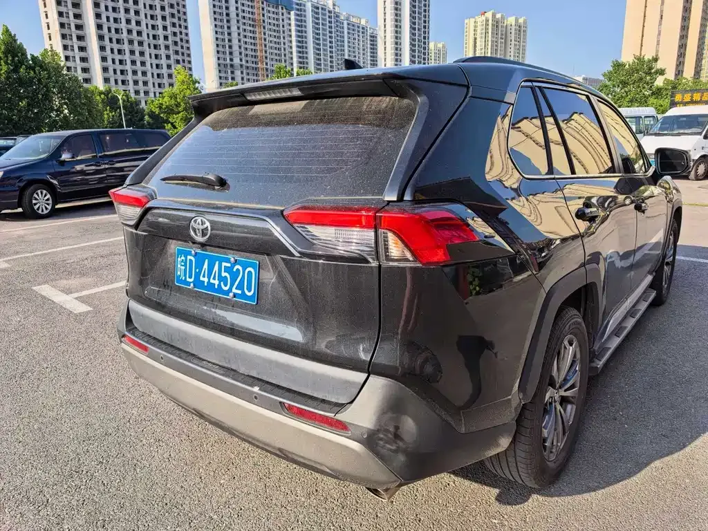 Toyota RAV4 — фото 5