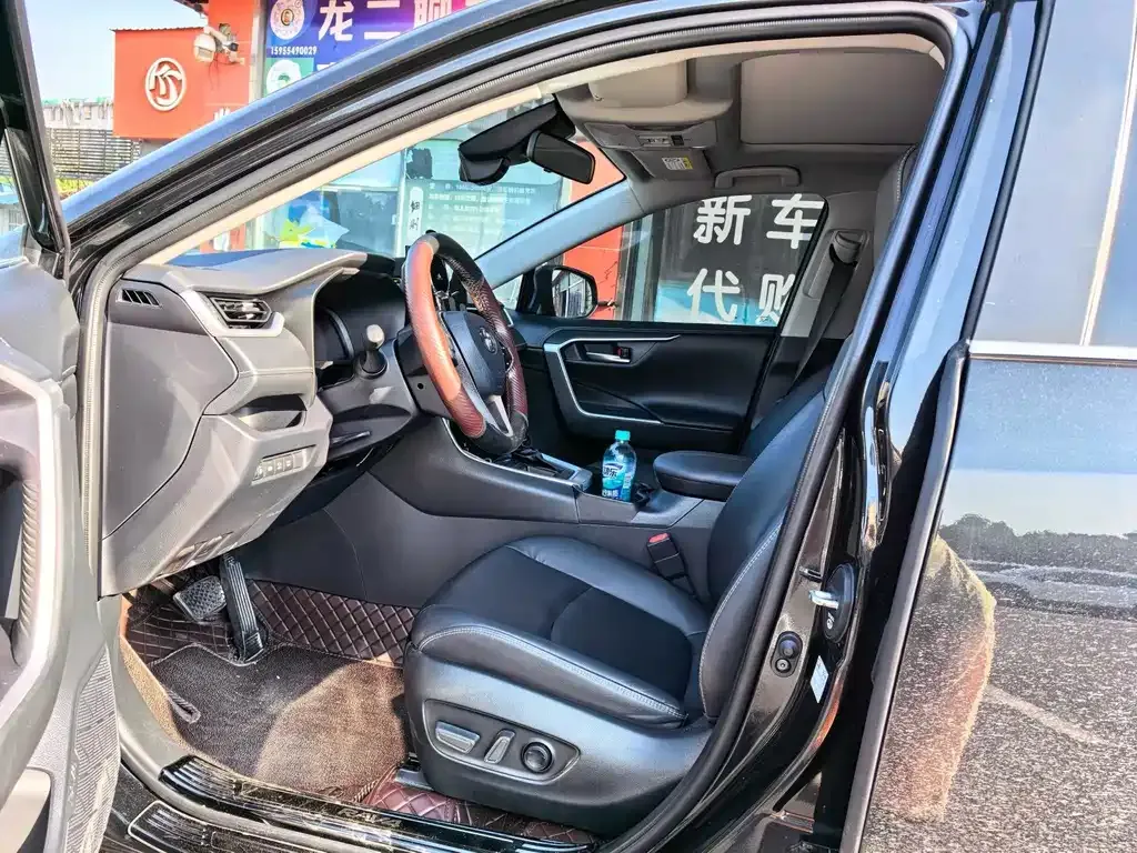 Toyota RAV4 — фото 7