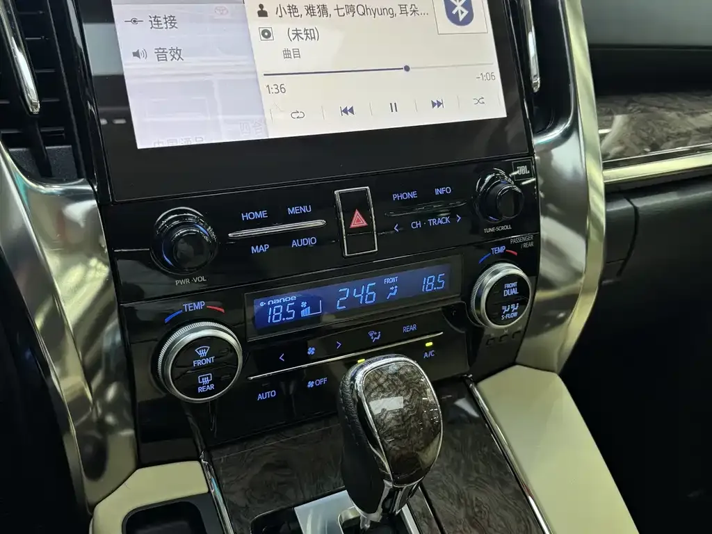 Toyota Alphard — фото 5