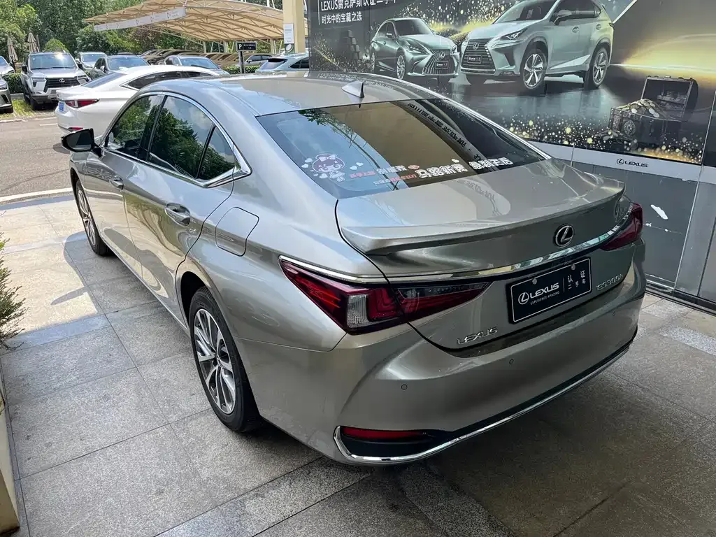 Lexus ES — фото 8