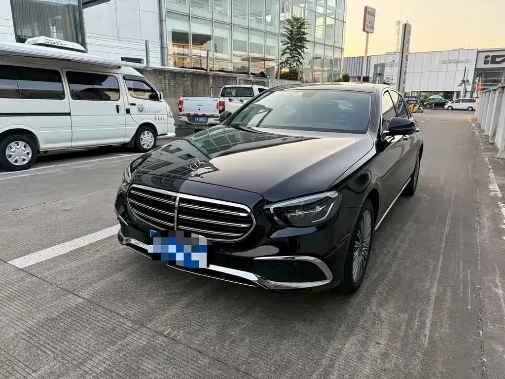 Mercedes-Benz E-Class — фото 1