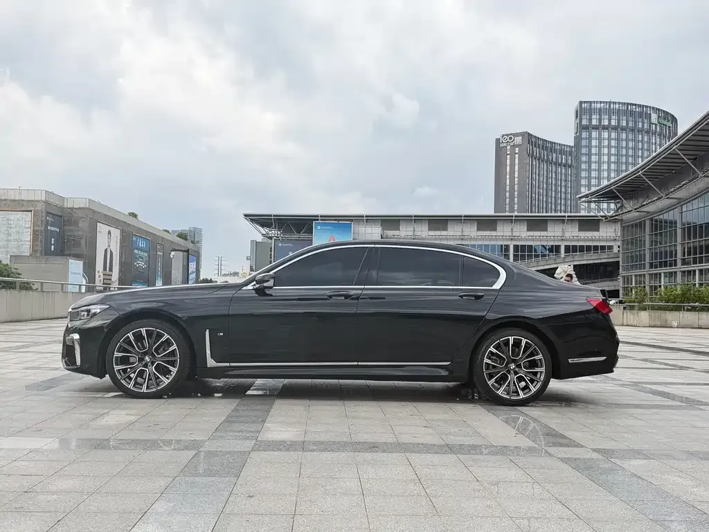BMW 7 Series — фото 10