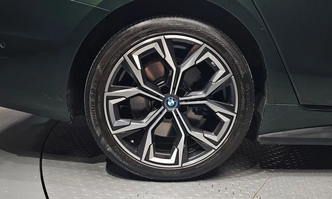 BMW i4 — фото 7