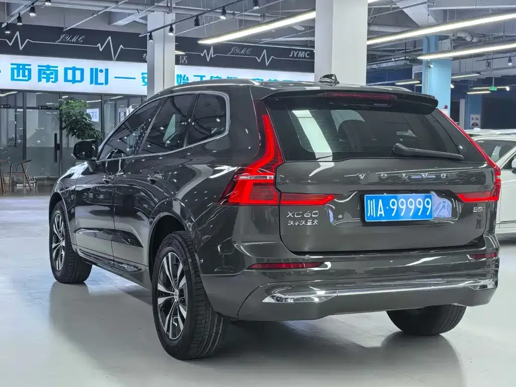 Volvo XC60 — фото 8