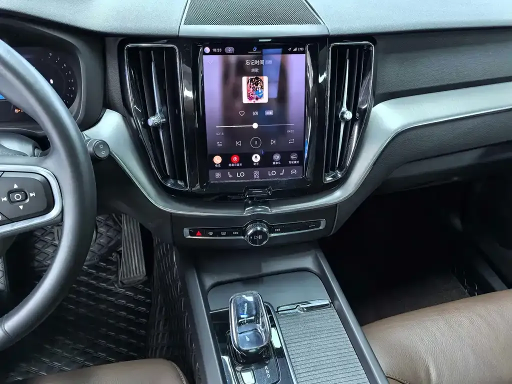 Volvo XC60 — фото 10