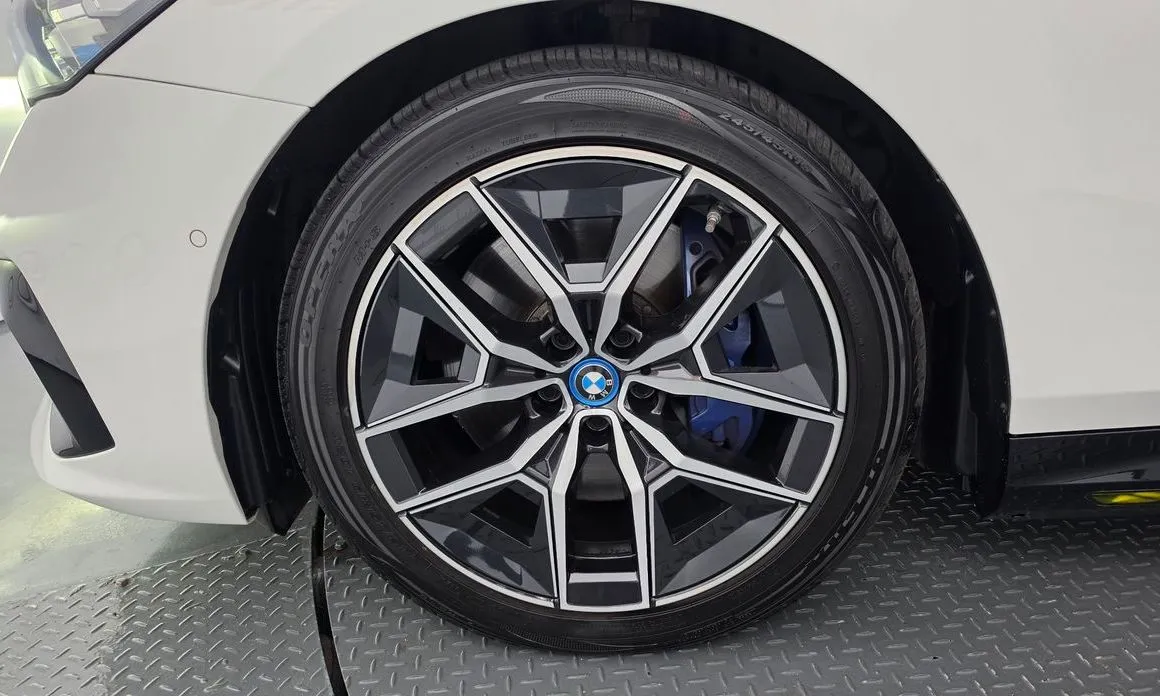 BMW i5 — фото 8