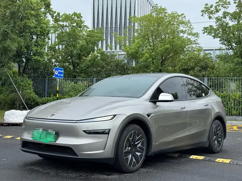Tesla Model Y L — фото 1