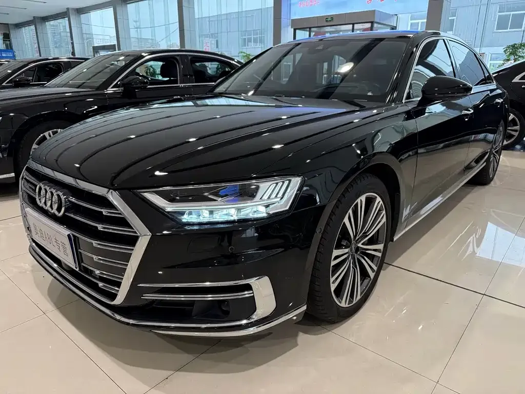 Audi A8 — фото 1