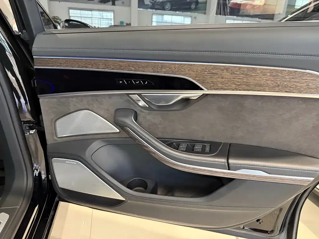 Audi A8 — фото 9