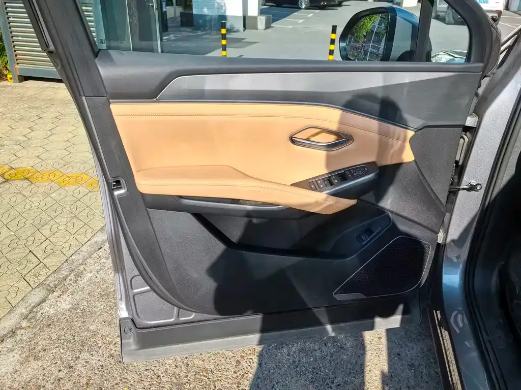 BYD L DM-i — фото 9