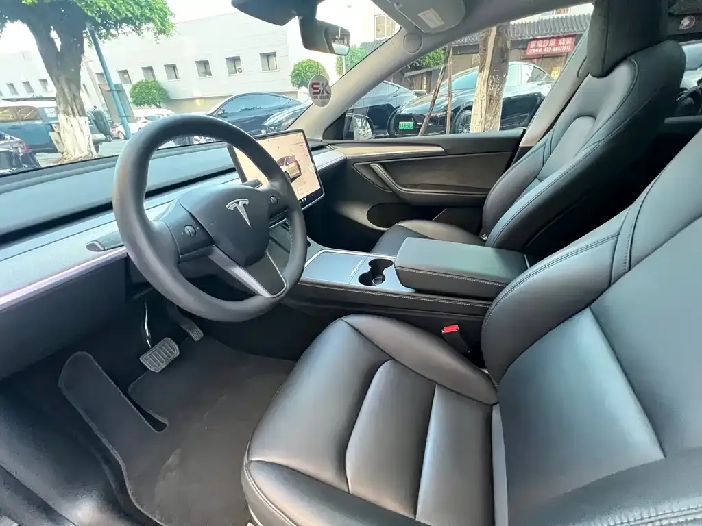 Tesla Model Y — фото 10