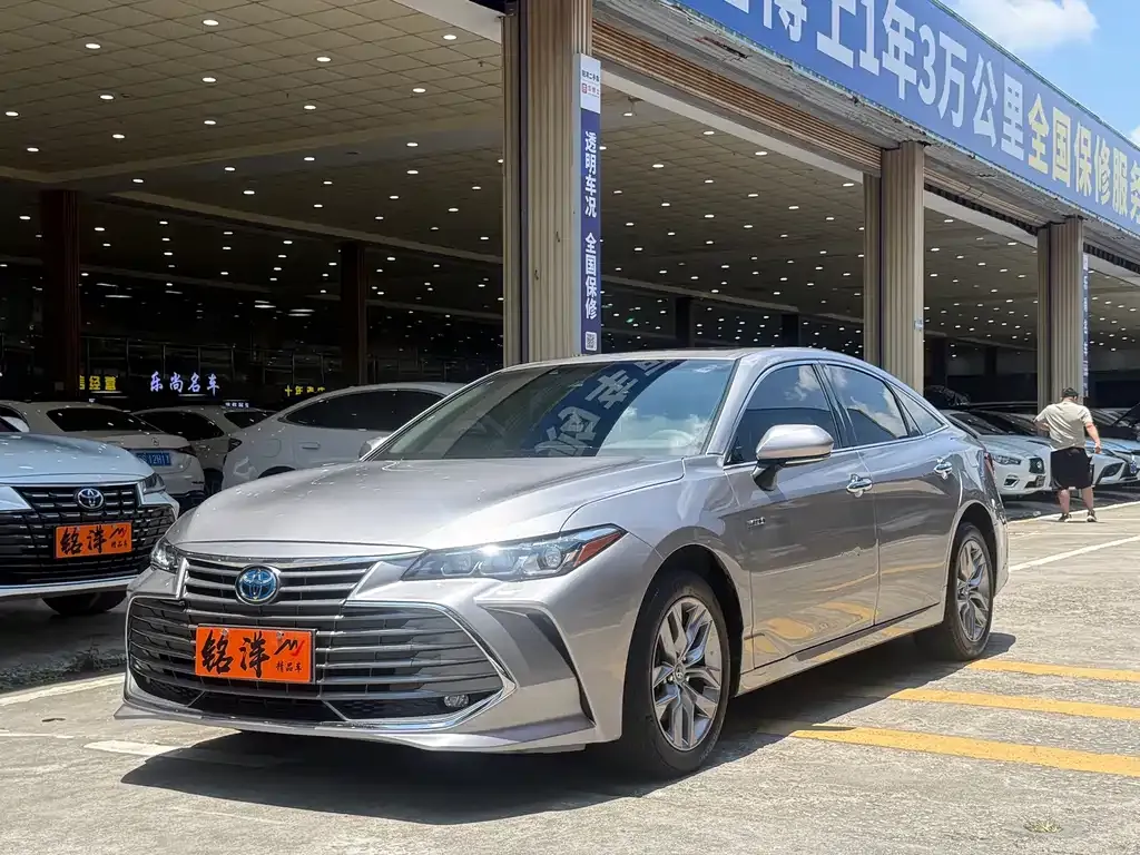 Toyota Avalon — фото 1