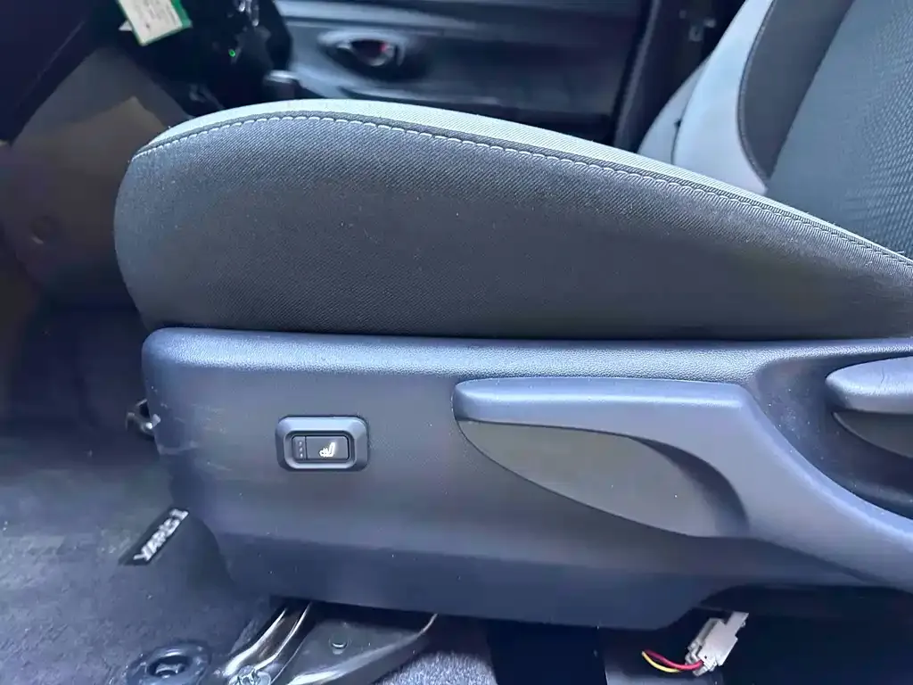 Toyota Yaris L — фото 9