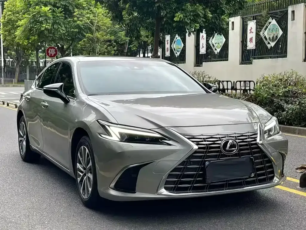 Lexus ES — фото 1