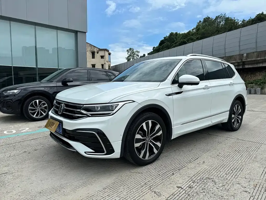 Volkswagen Tiguan L — фото 1