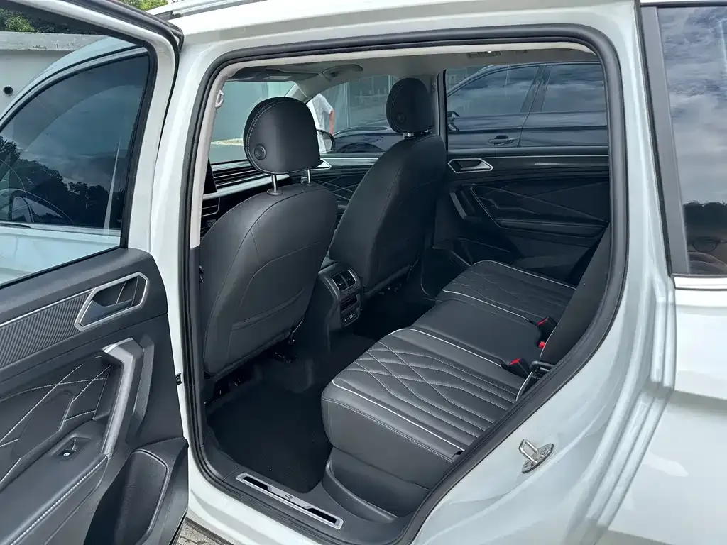 Volkswagen Tiguan L — фото 2
